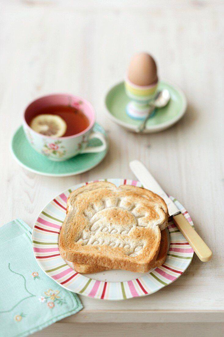 Toast, weiches Ei und Tee