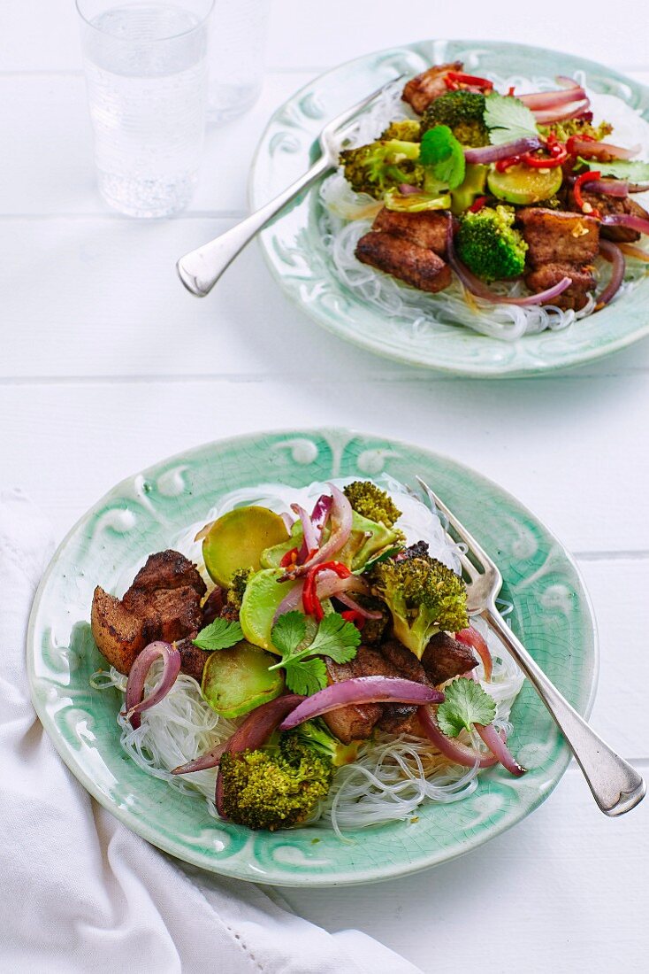 Knuspriges Schweinefleisch mit Brokkoli und Zwiebel aus dem Wok