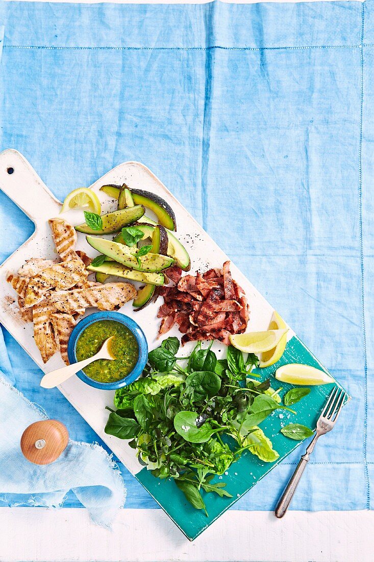 Speck, Huhn, Avocado und Basilikum-Salat mit Salsa verde