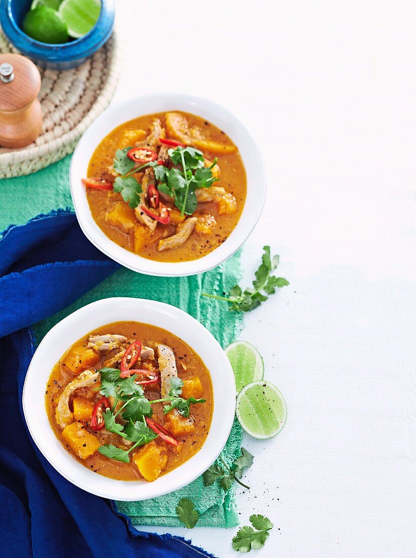 Thailändische Hühnersuppe mit Butternuss-Kürbis und Kokosmilch