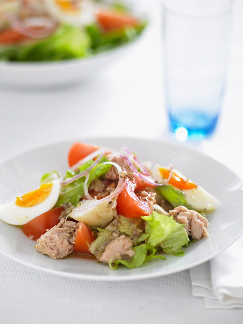 Glutenfreier Kartoffel-Thunfisch-Salat mit Tomaten und Ei