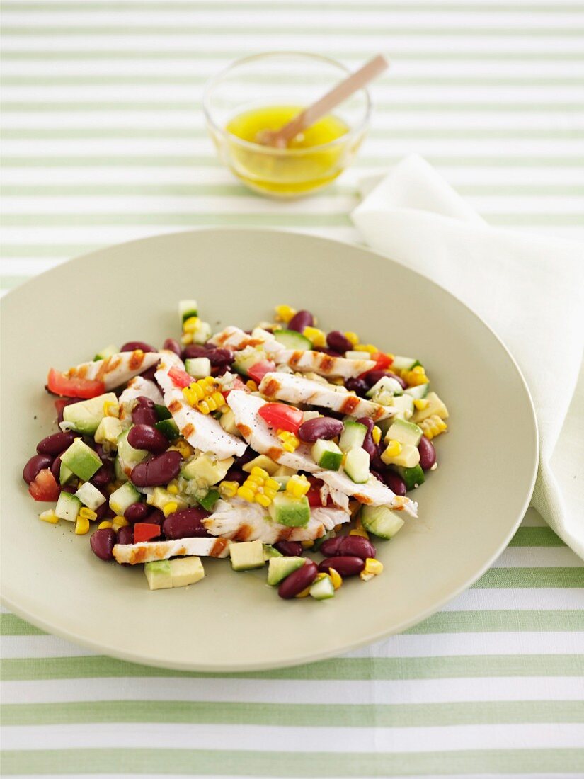 Maissalat mit Bohnen, Hähnchen und Avocado (Mexiko)