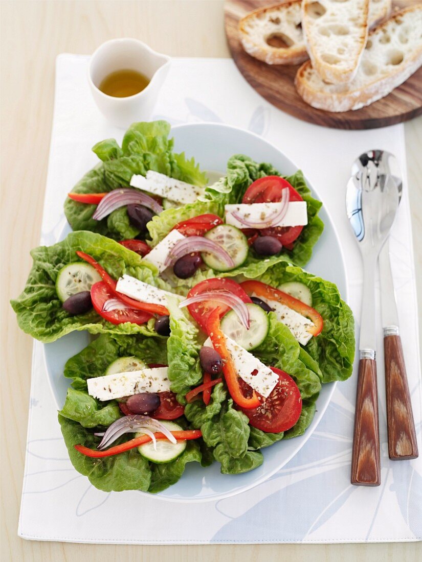 Griechischer Salat mit Oliven, Tomaten, Gurken und Feta