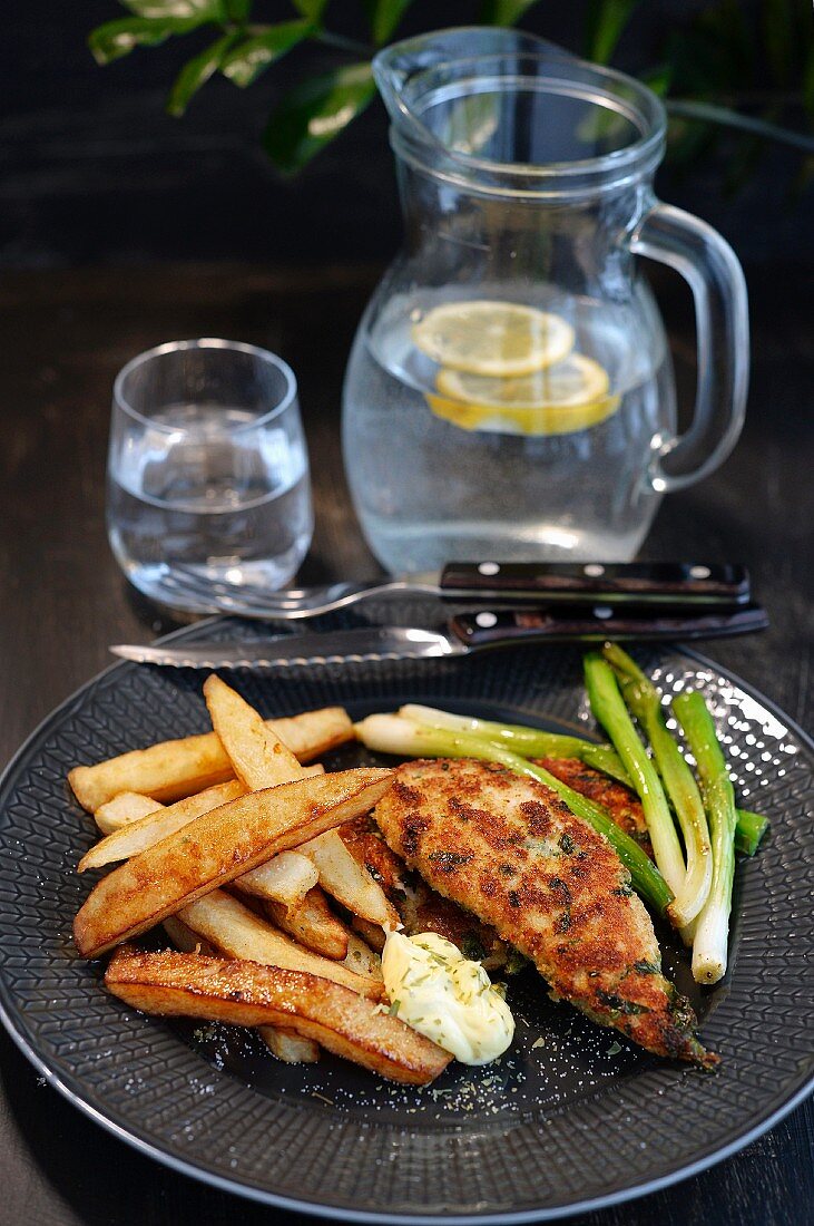 Mit Parmesan paniertes Hähnchenfilet mit hausgemachten Pommes frites