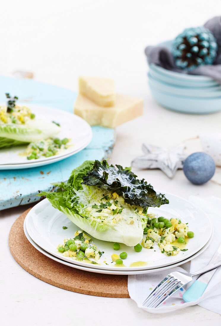 Individuelle Caesar Salate mit grünen Erbsen, weichgekochtem Bio-Ei und Kohl-Chips