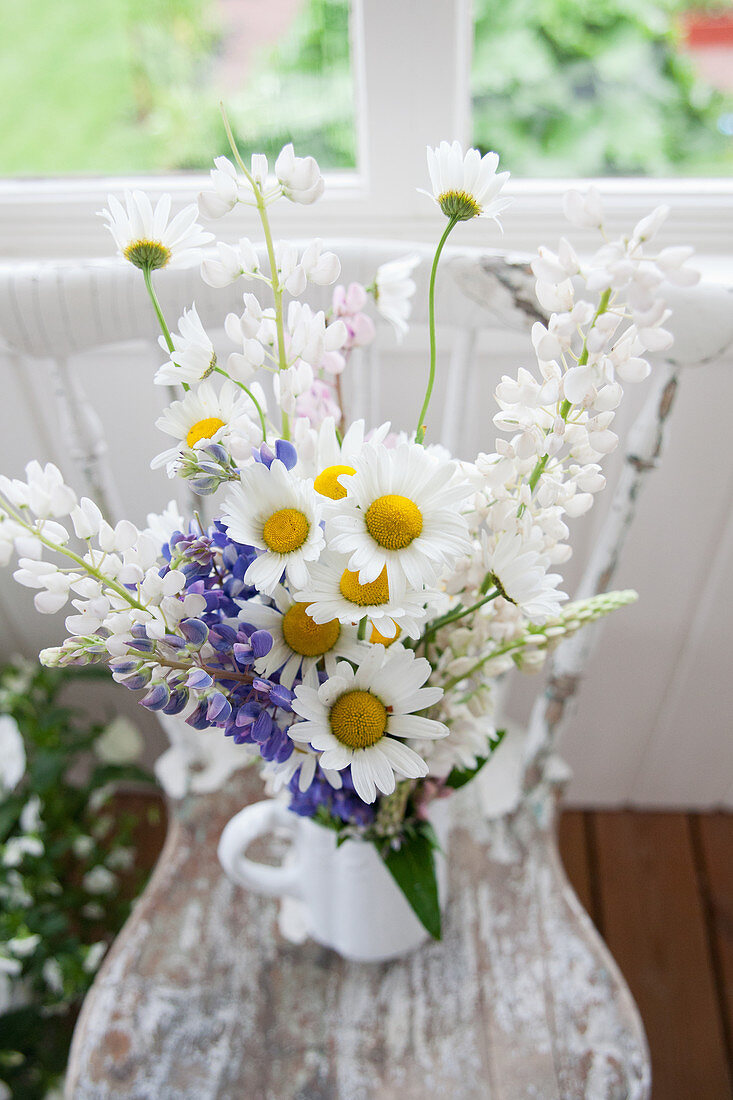 Sommerlicher Blumenstrauß mit Lupinen und Margeriten