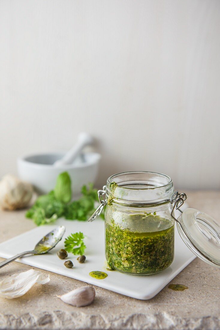 Ein Glas selbstgemachte Salsa Verde aus Petersilie, Kapern, Knoblauch und Olivenöl