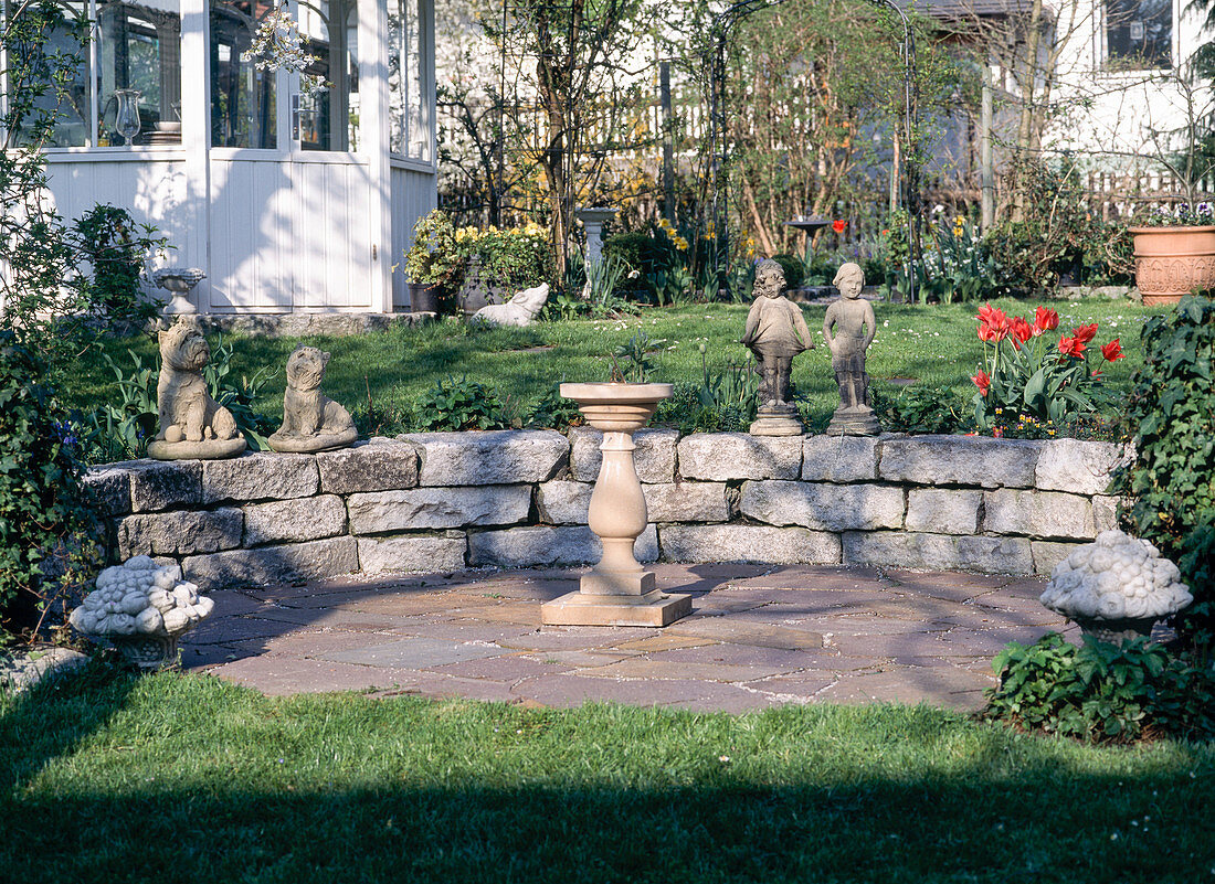 Gepflasterter Platz im Garten