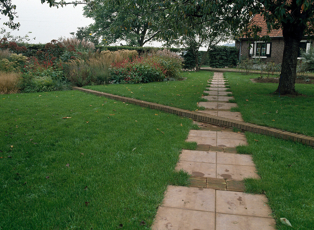 Weg durch den Garten