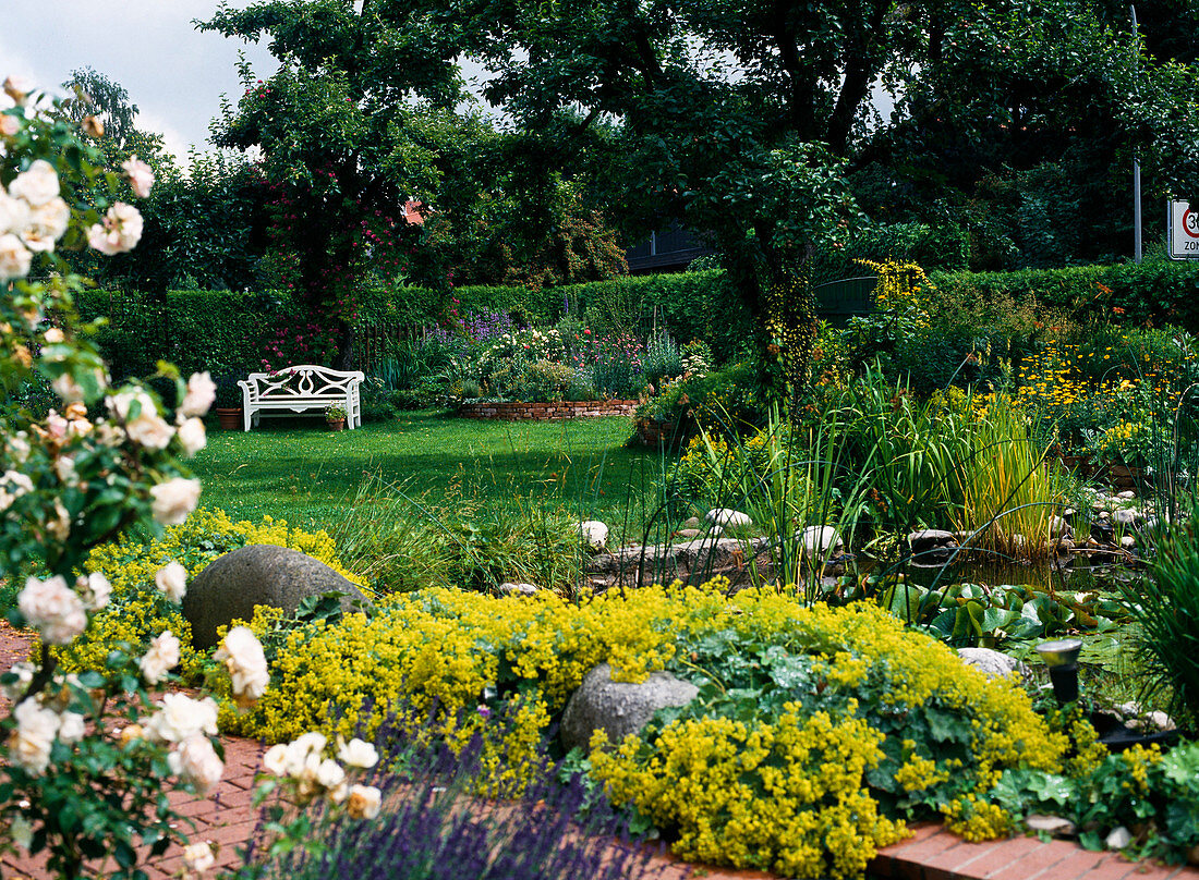 Gartenansicht mit Bank und Teich