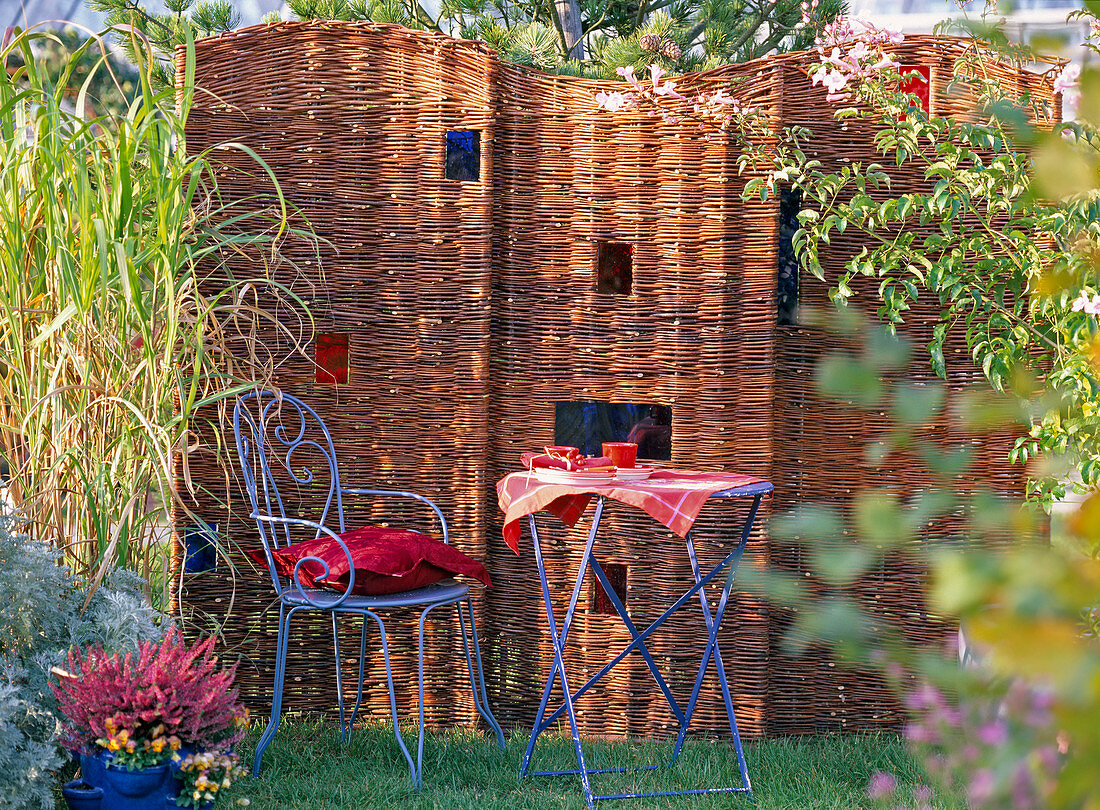 Sitzplatz mit Weidenflechtwänden, Miscanthus / Chinaschilf