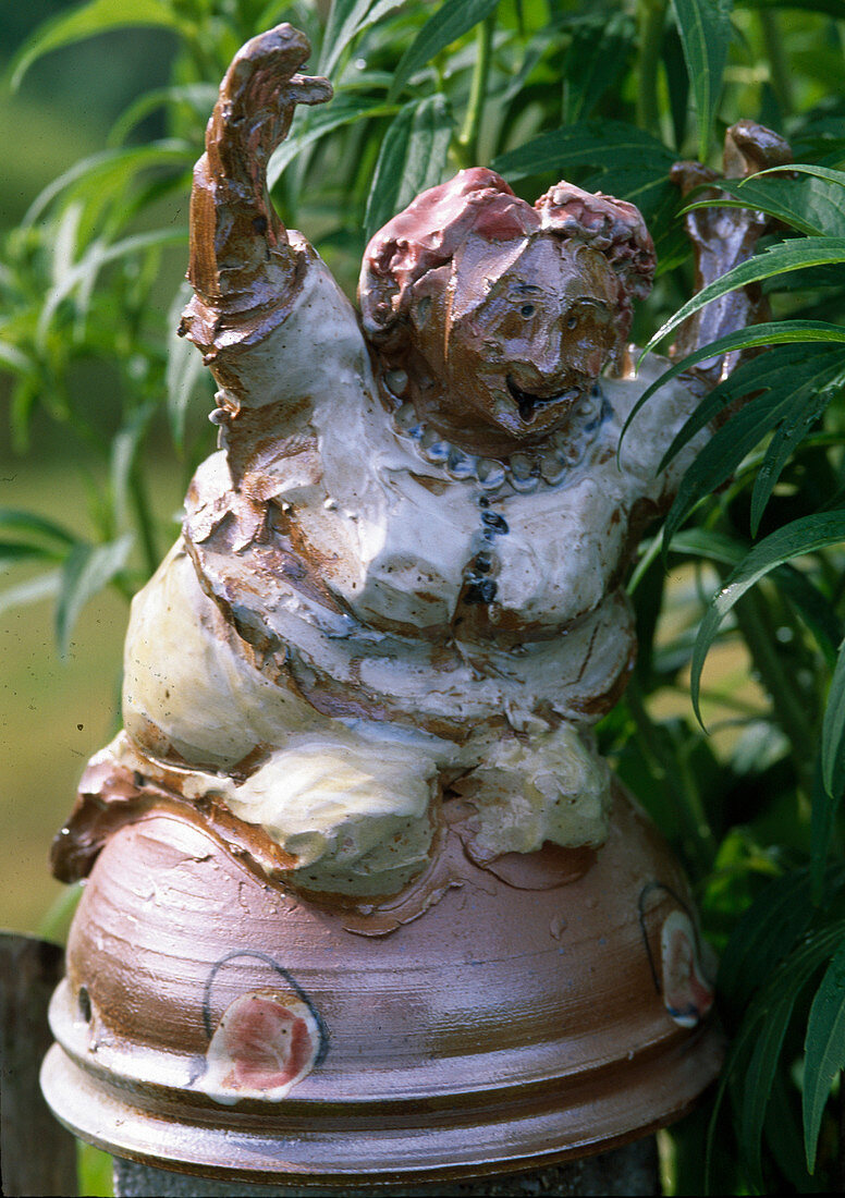 Hand-potted kneeling woman, to be placed on posts