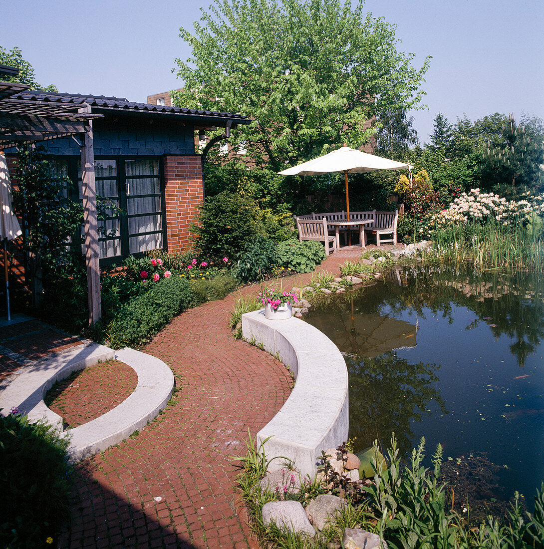 Garden with red clinker