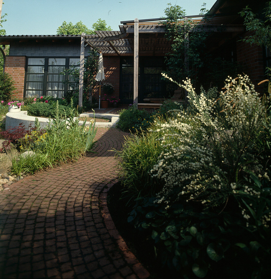 Garden with red clinker paving