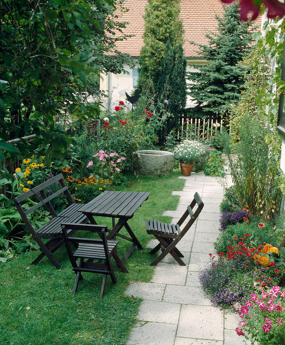 Garden Reicheneder with dark seating group