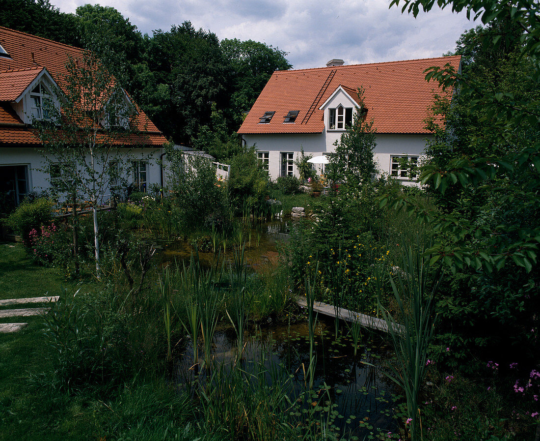 Garten Müller-der gemeinsame Teich bildet die Grenze