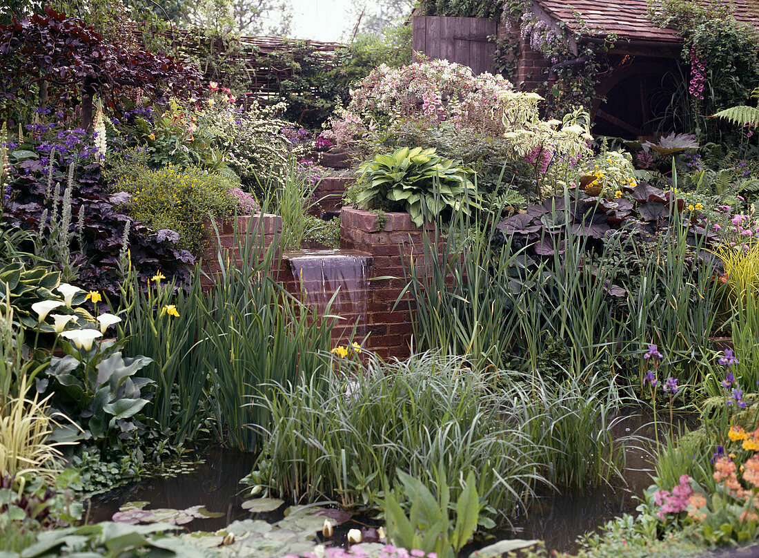 Gartenteich mit Wasserspiel