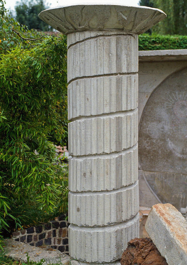 Concrete column with all-round recess and capital as finial