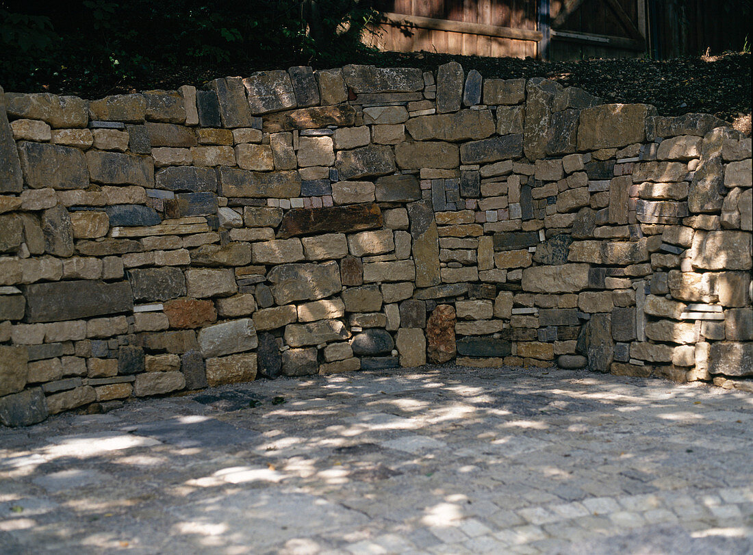 Trockenmauer aus Naturstein