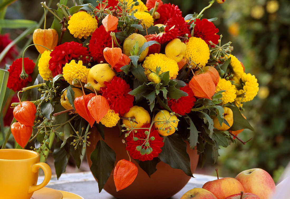 Strauß aus Pompon - Dahlien, Physalis, Quitten (Zierquitten), Efeu