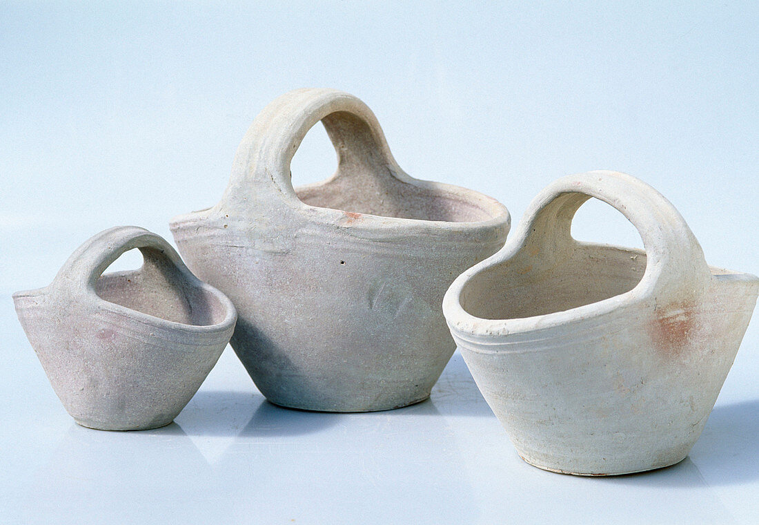 Frost-resistant pots in light clay