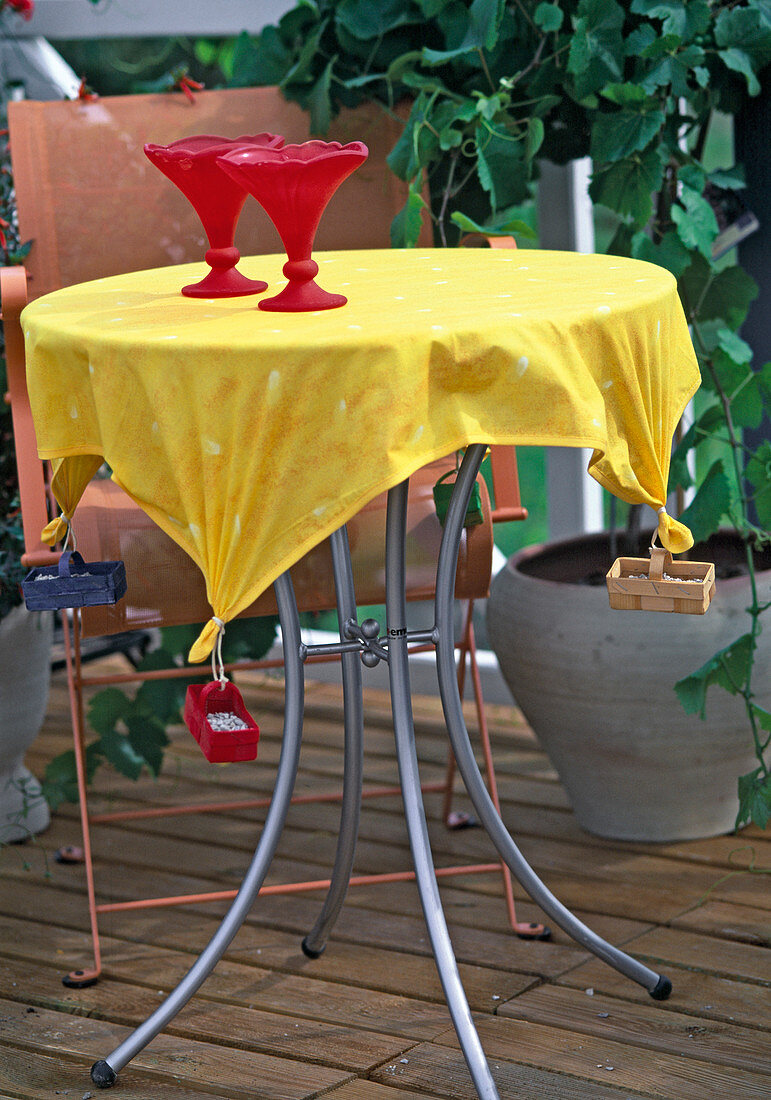 Tablecloth holders, small clamping baskets filled with stones