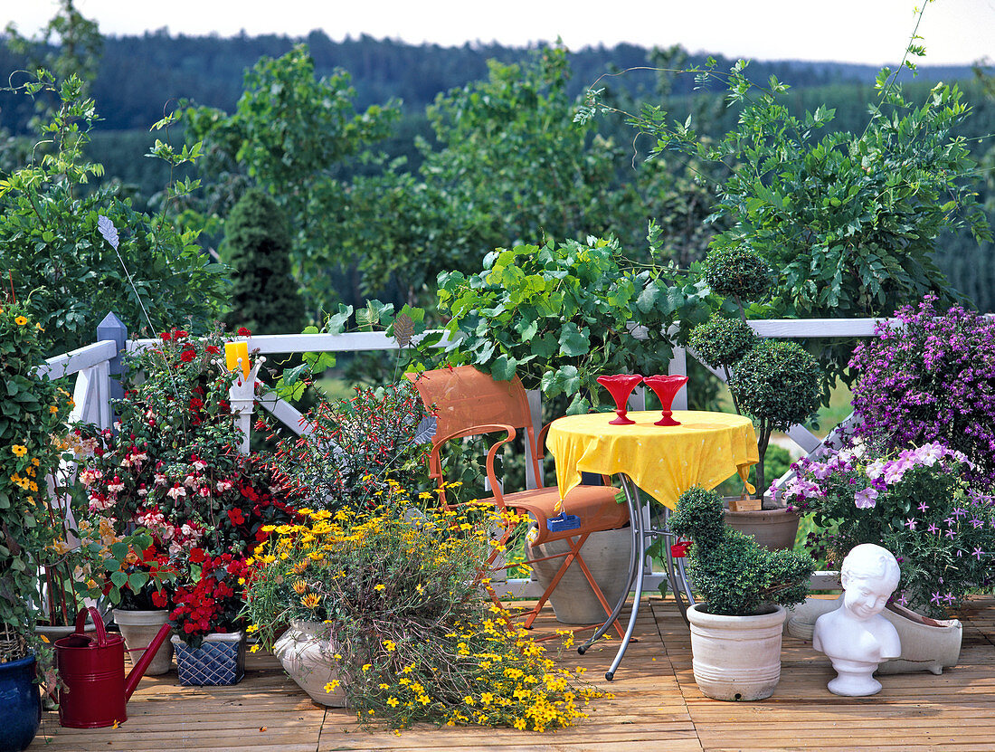 Balkon im Farbverlauf von Rot zu Blau