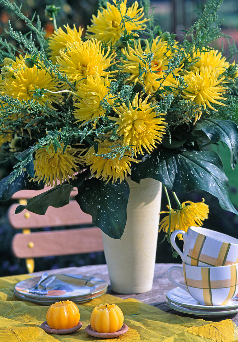 Bouquet with Dahlia hybrids