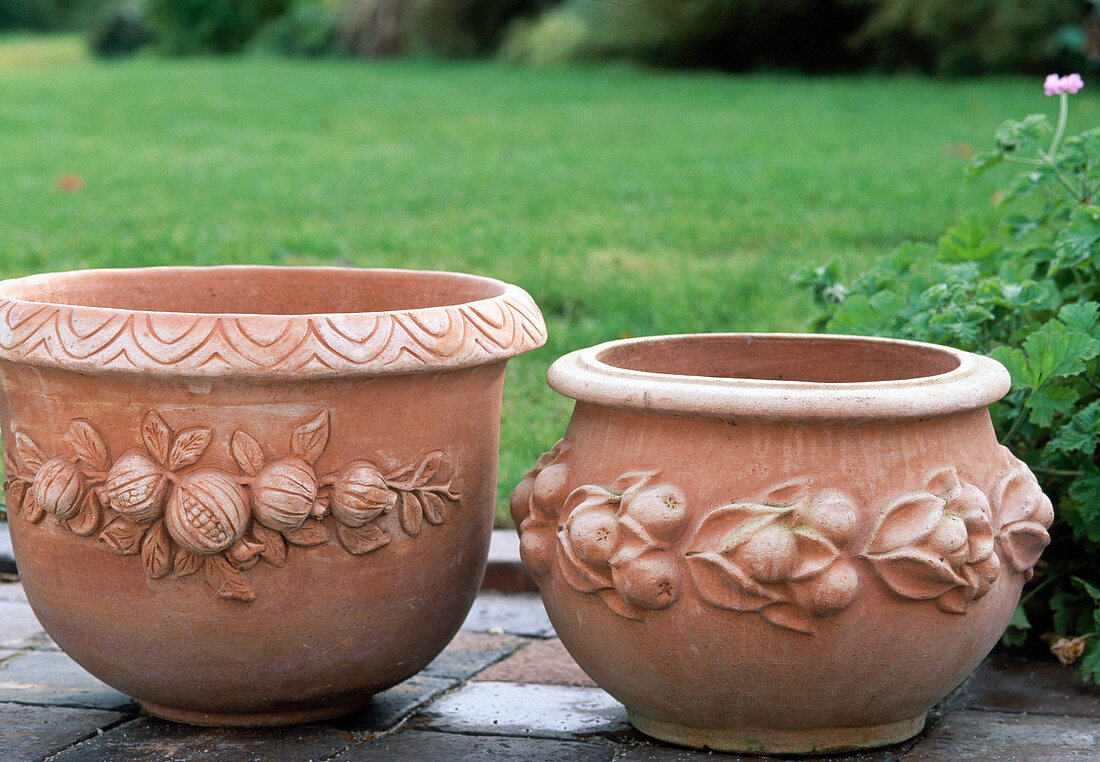 Pots made of winterproof terracotta