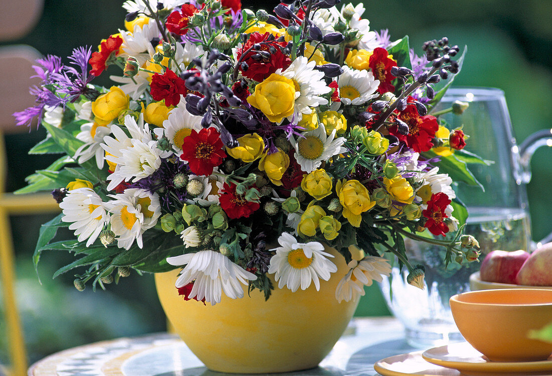 Trollius (troll flower), Geum (carnation root)