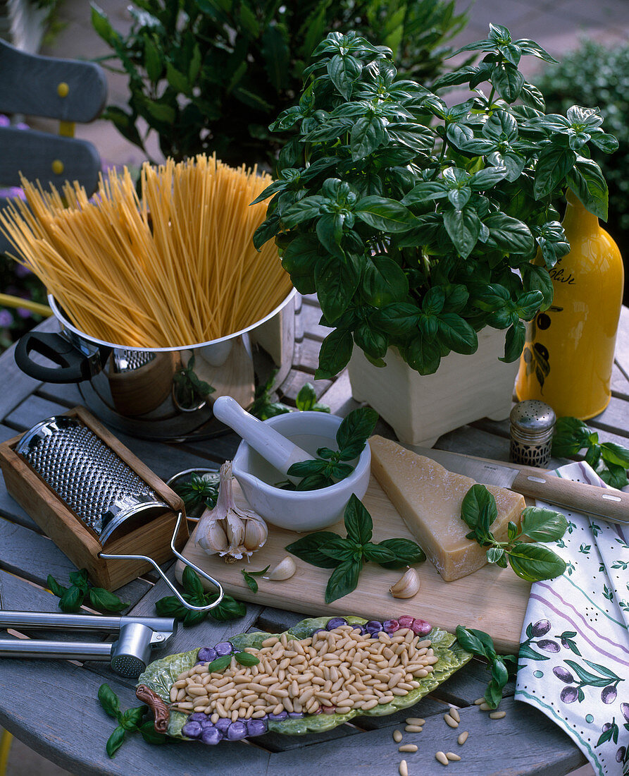 Spaghetti mit Basilikum-Pesto