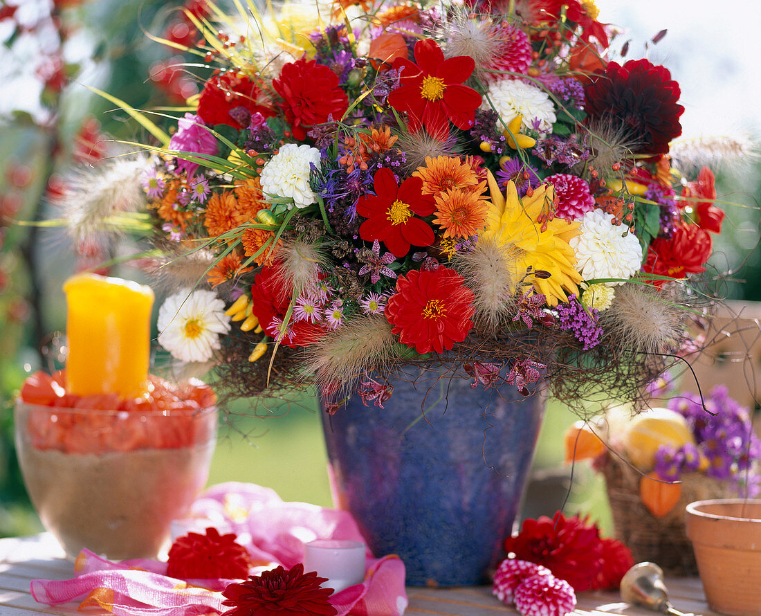 Bouquet with Dahlia hybr., asters, chrysanthemums, Pennisetum (lampbush grass)