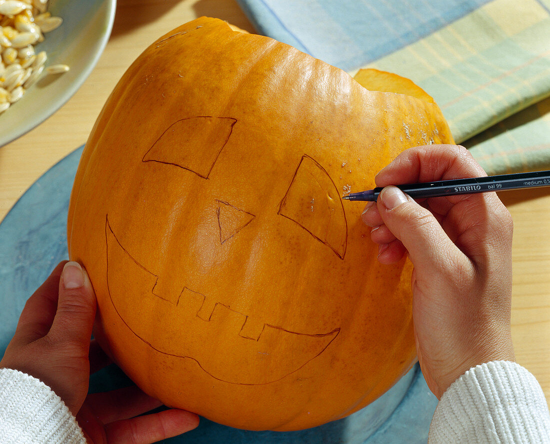 Hollowing out a pumpkin Step 5: Drawing the face