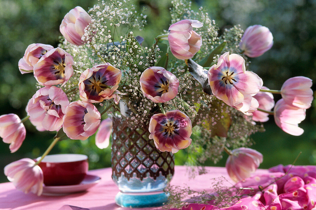 Strauß mit Tulpen und Schleierkraut