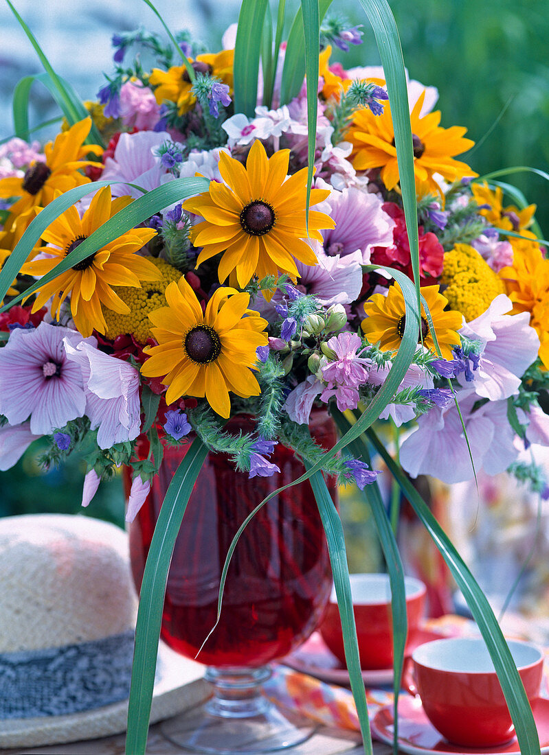 Sommerstrauß mit Rudbeckia (Sonnenhut), Lavatera (Malve)