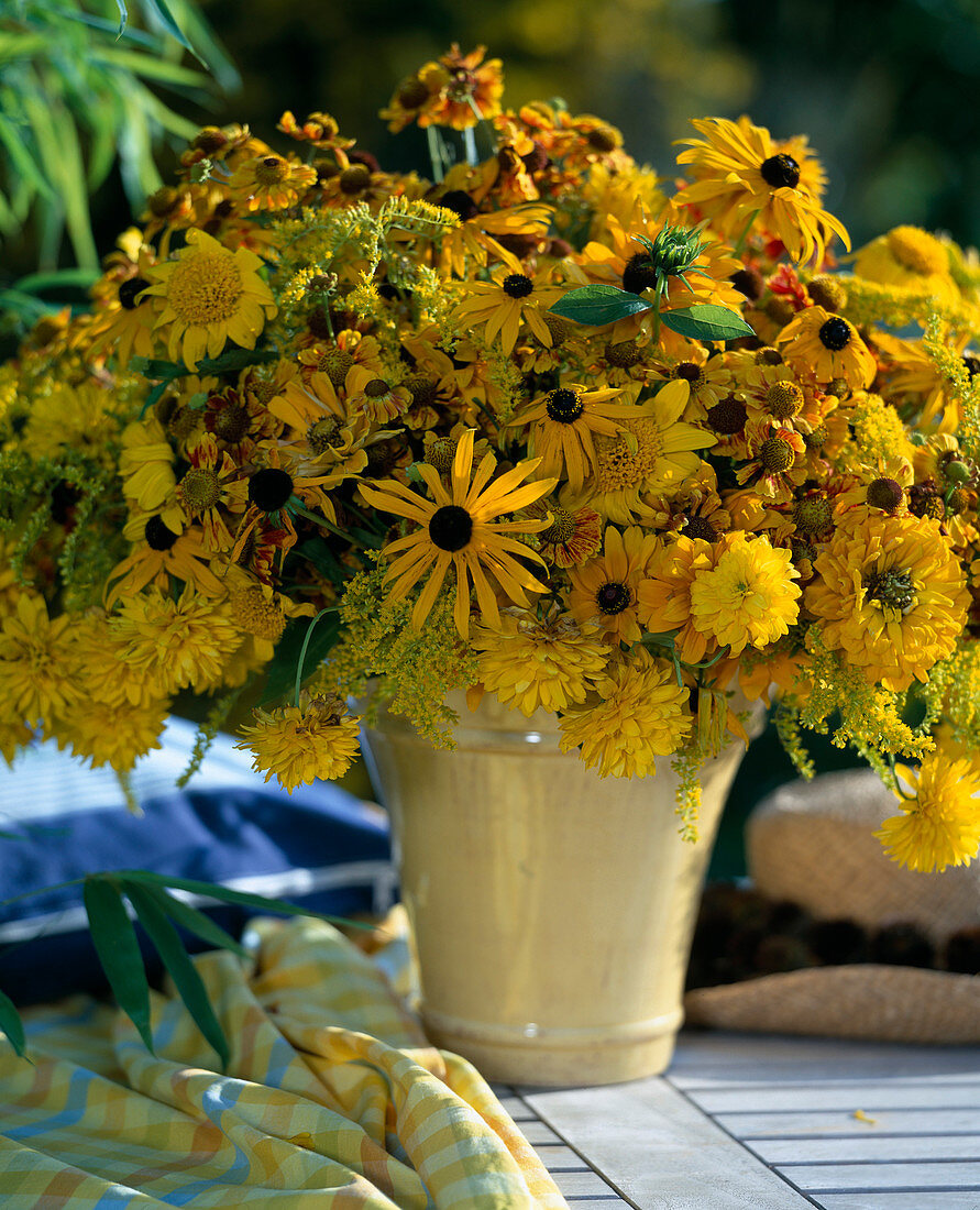 Sommerstrauß mit Rudbeckia hirta, Solidago (Goldrute)