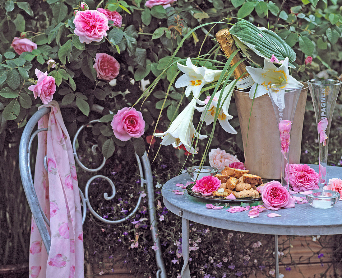 Sektkübel mit Lilium longiflorum (Lilie), Rose 'Gertrude Jekyll'