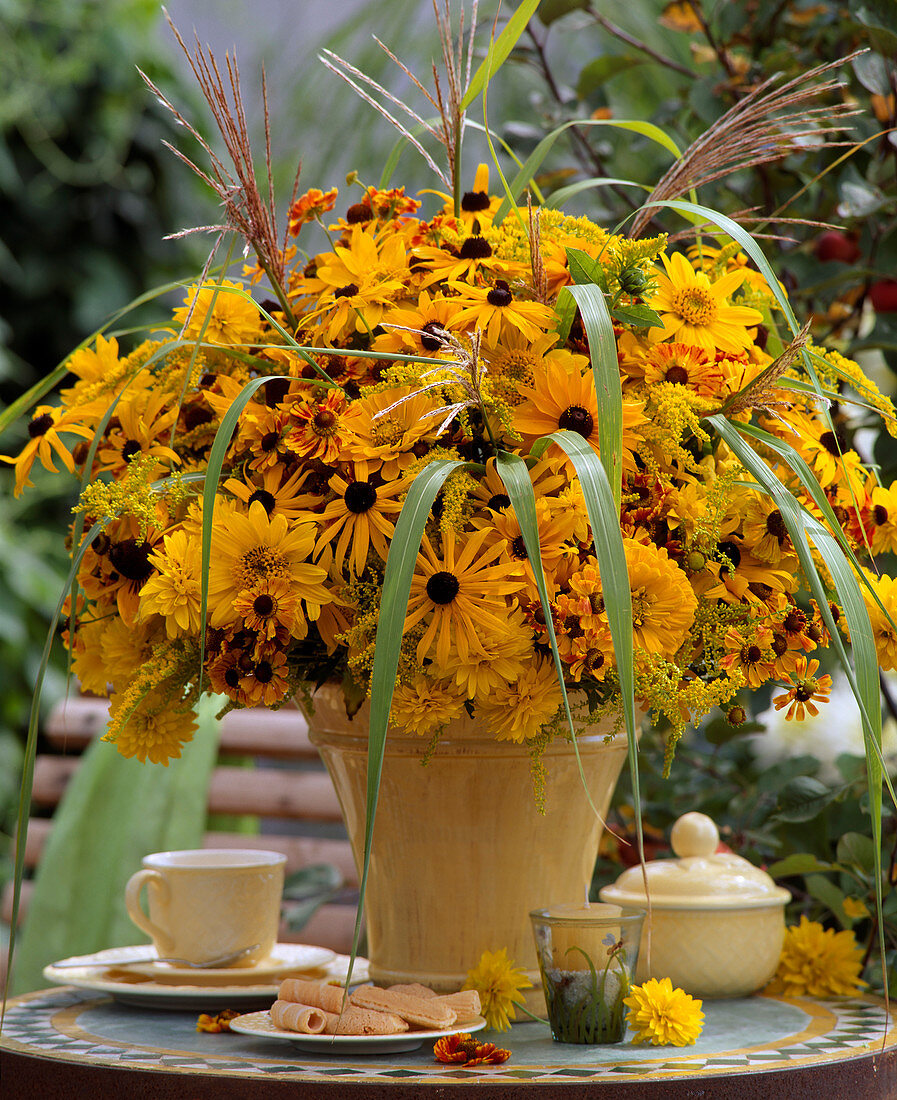 Sommerstrauß mit Rudbeckia hirta (Sonnenhut), Helenium