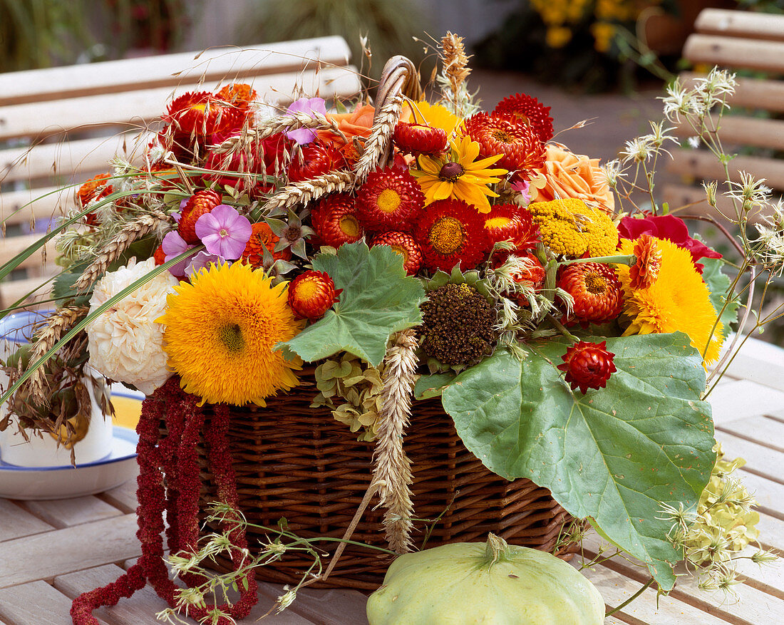 Korb mit Helichrysum (Strohblume), Helianthus (Sonnenblume), Amaranthus (Fuchsschwanz)