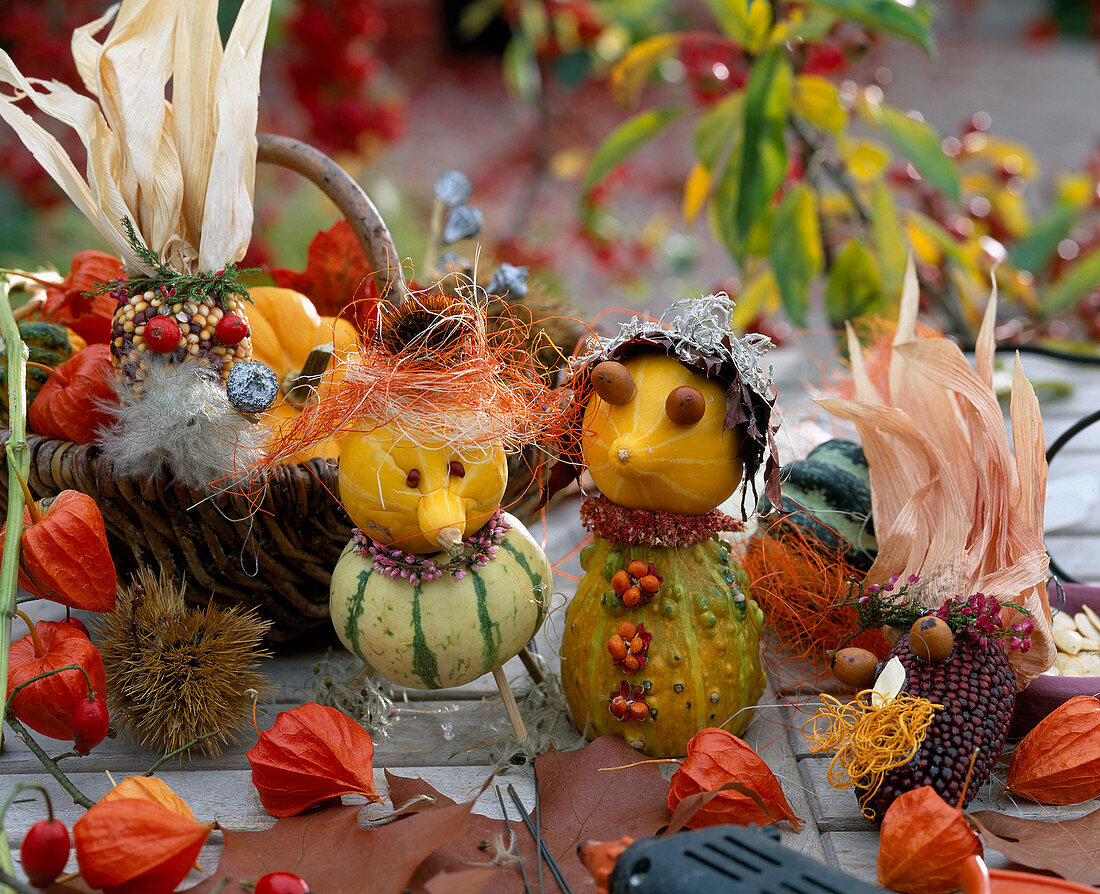 Figuren basteln aus Zierkürbissen und Ziermais, Hagebutten als Augen, Laubmütze,