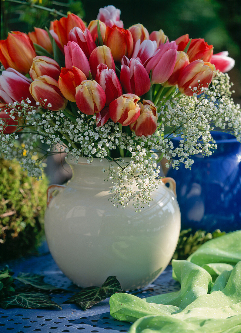Strauß mit Tulipa (Tulpen), Gypsophila (Schleierkraut)