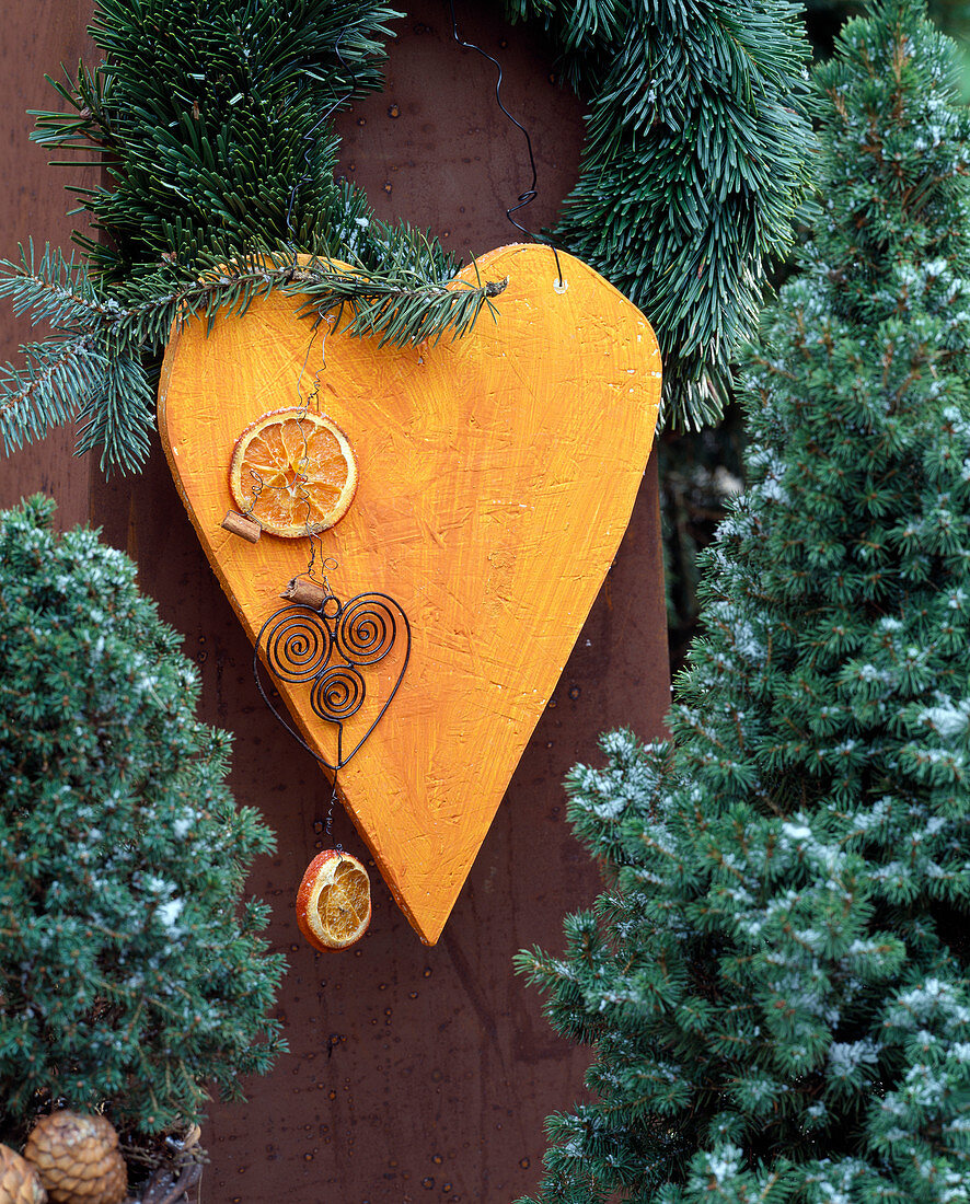 Wreath made of Nobilistanne, wooden heart weatherproof, orange slices