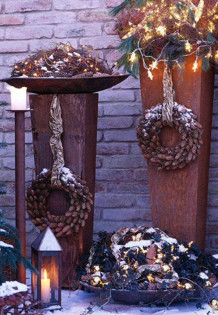 Eisenvasen weihnachtlich dekoriert mit Lichterketten