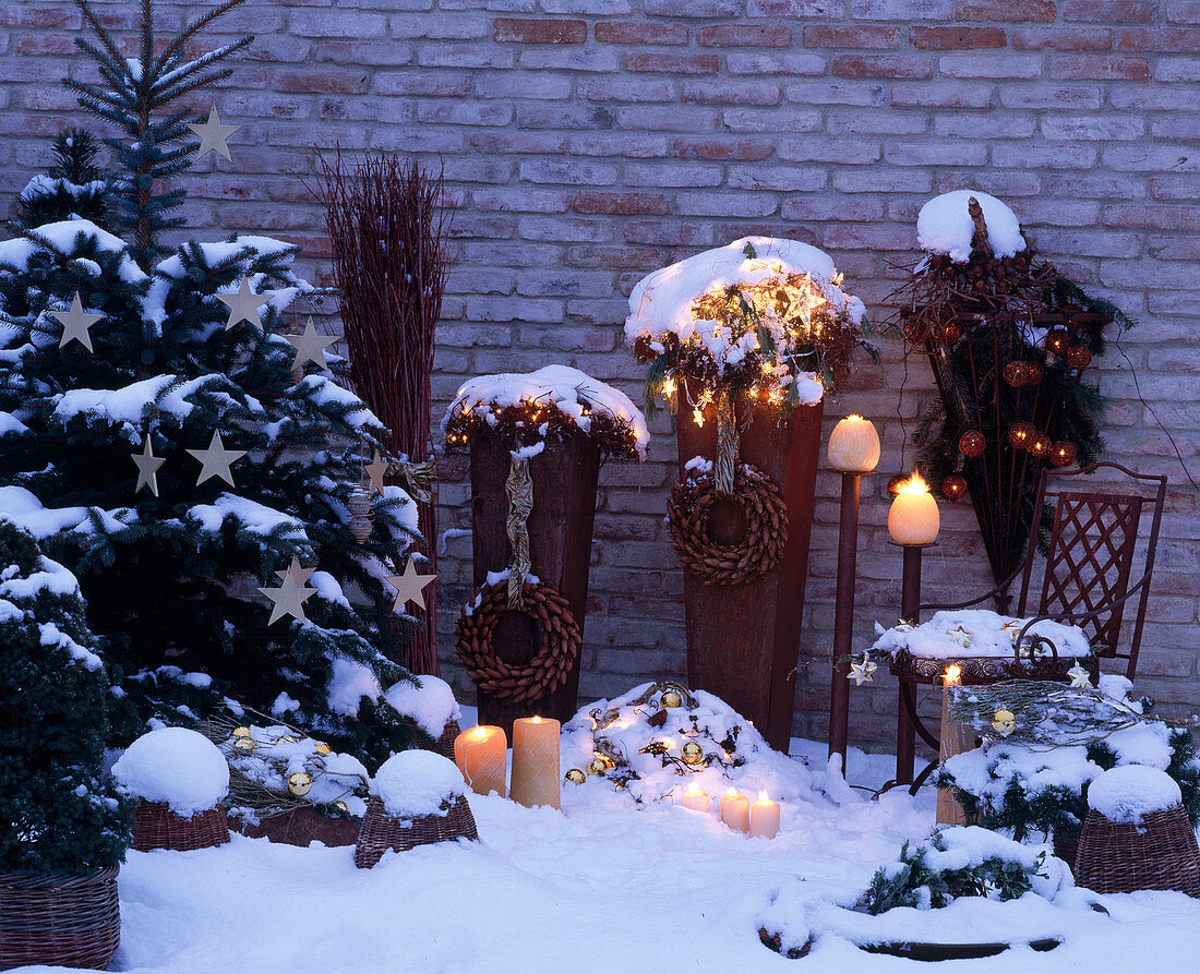 Weihnachtliche Terrasse mit Lichterketten