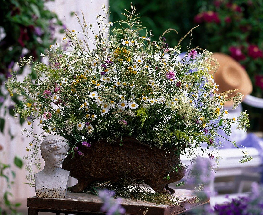 Eisenjardiniere mit Wiesenblumen