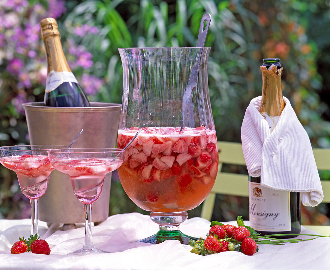 Letting strawberry flowers, white wine and strawberries setlle in overnight