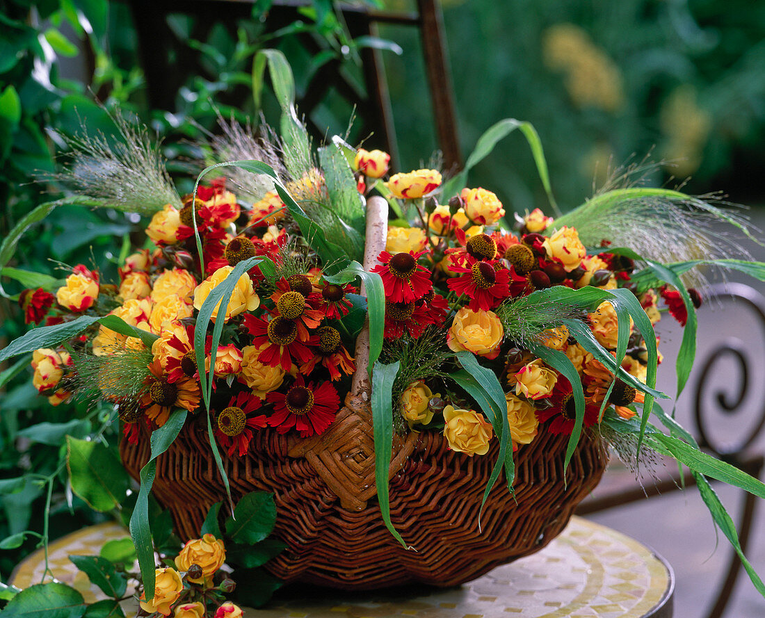 Willow basket with rose, sunflower (Helenium) 'Moerheim Beauty'