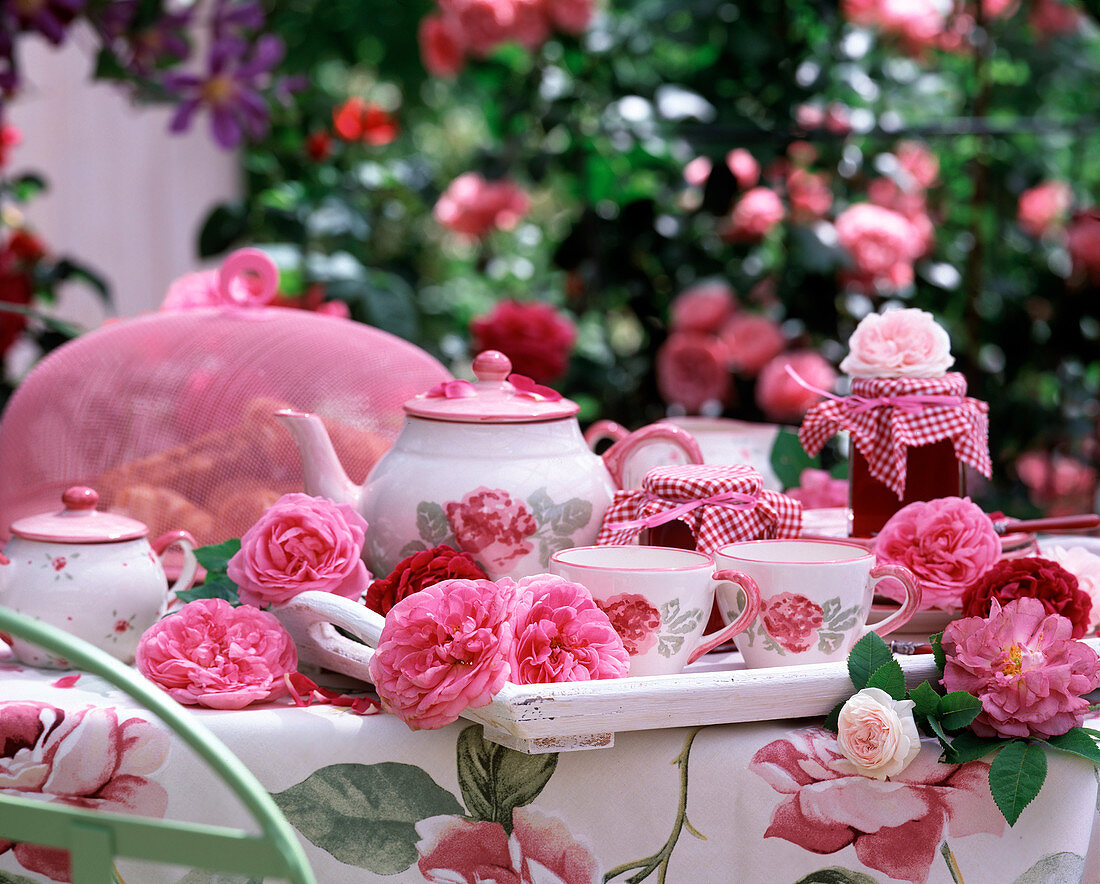 Tray with historical rose blossoms