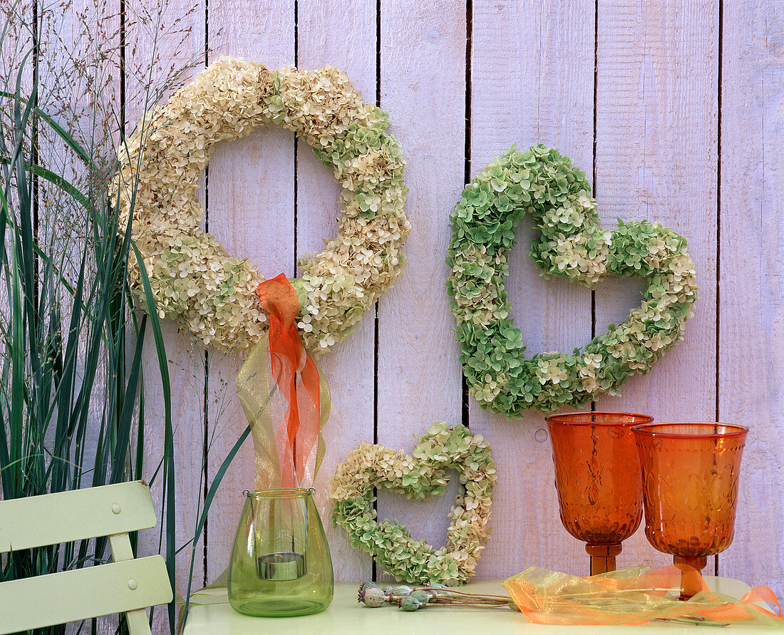 Drahtkranz und Drahtkerzen mit Hydrangea (Hortensienblüten)