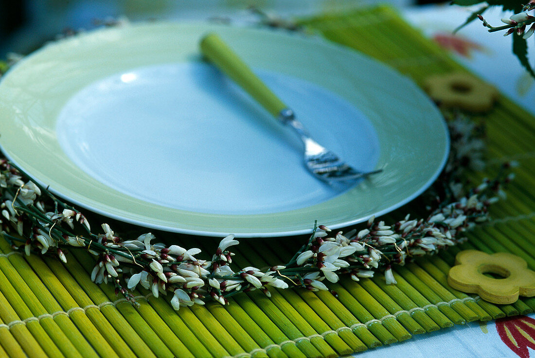 Tischdeko mit Kranz aus Cytisus (Ginster)